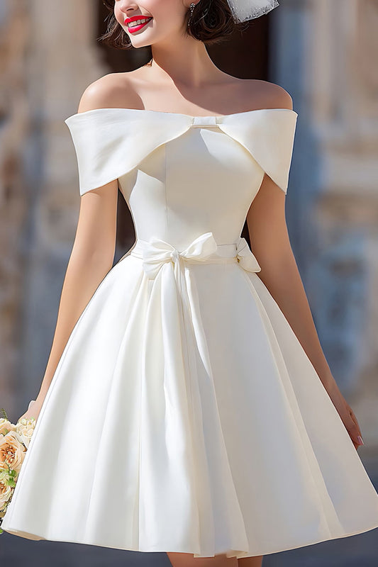 Robe de mariée courte en satin blanc à épaules dénudées avec nœuds