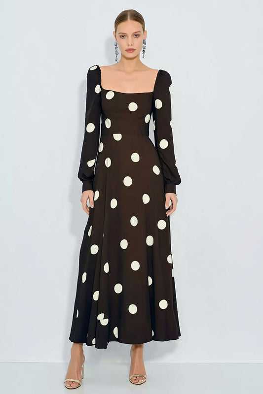 Robe trapèze marron et blanche à col carré, à pois et à manches longues