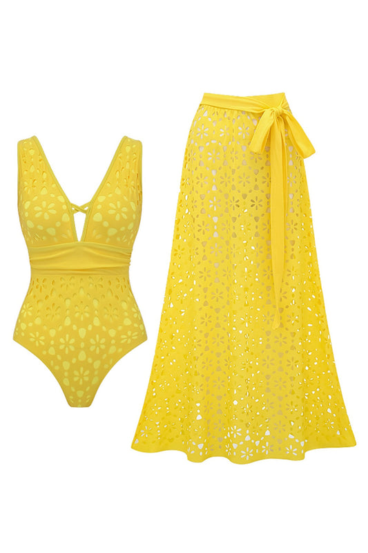 Maillot de bain deux pièces jaune à col en V découpé avec robe de plage
