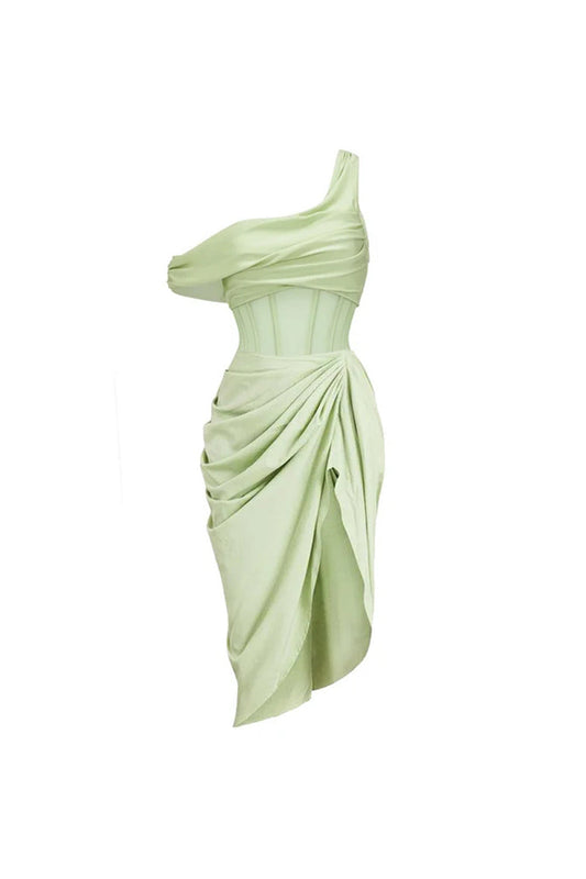 Maillot de bain vert avec corset ruché à une épaule et paréo
