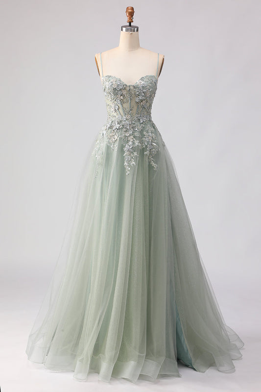 Robe de bal longue en tulle vert sauge avec broderies et perles, coupe trapèze