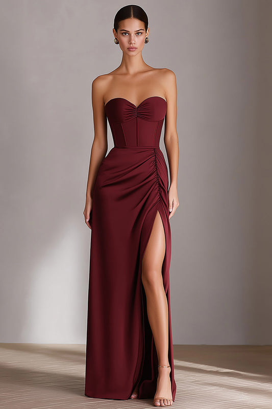 Robe longue fourreau en satin rouge bordeaux avec fente et décolleté en cœur