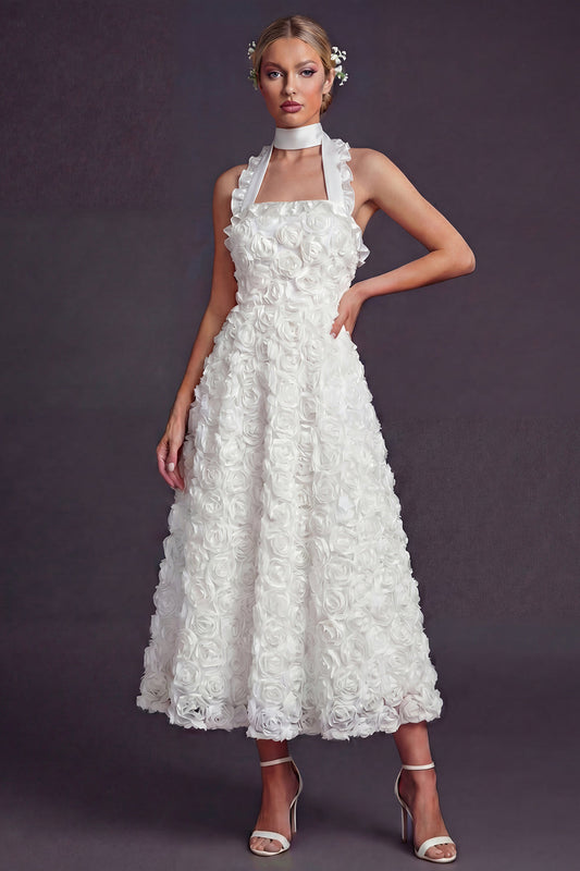 Robe de mariée longue blanche trapèze à licou avec découpes et fleurs 3D