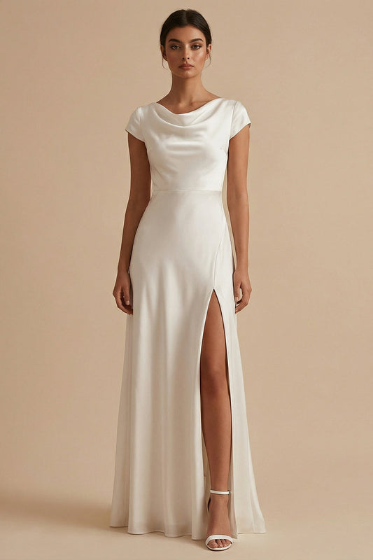 Robe longue maxi blanche en satin à col bénitier, coupe évasée, manches courtes et fente