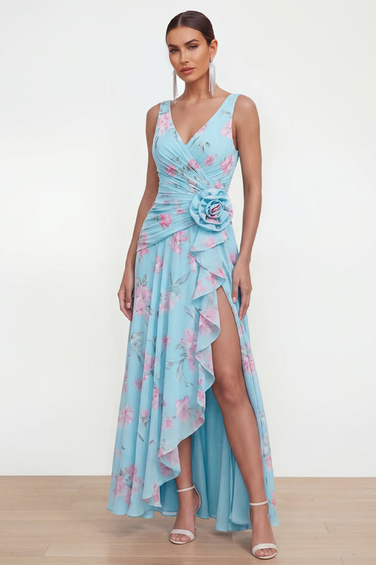 Robe trapèze en mousseline bleue avec fronces latérales, fente et fleurs en 3D