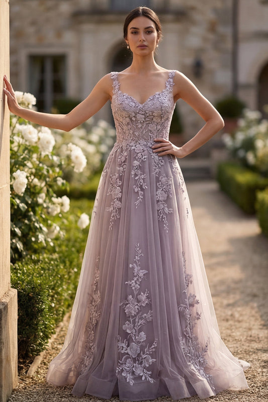 Robe de bal longue en tulle gris-violet avec appliqués floraux et boutons recouverts en ligne A