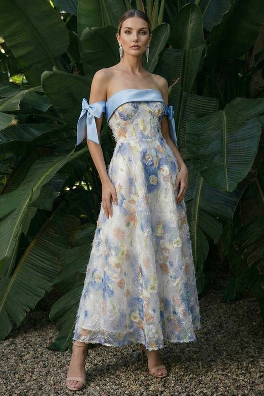 Robe de soirée longue trapèze bleu clair à motif floral et nœuds