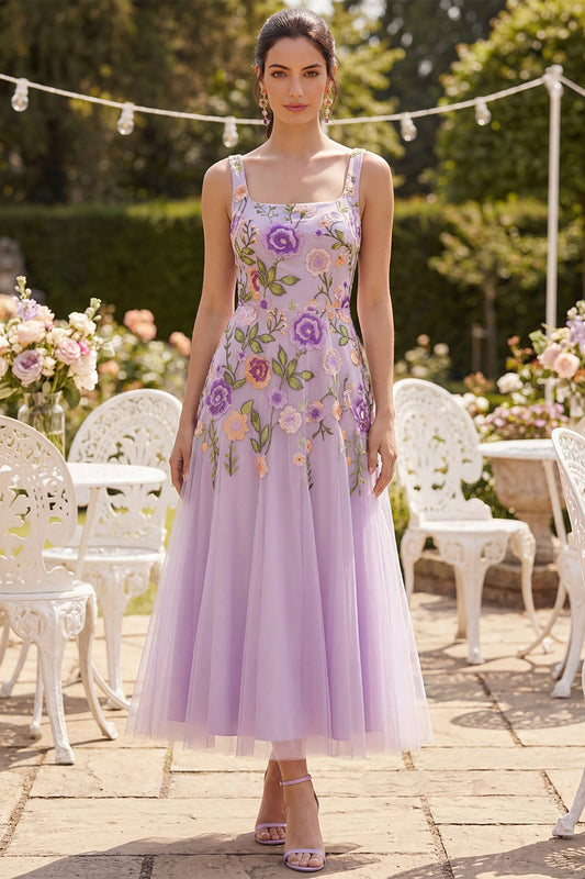 Robe midi évasée en tulle lilas brodé avec encolure carrée et motif floral