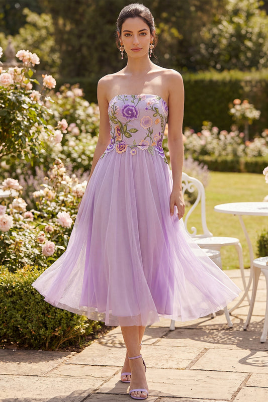 Robe midi bustier en tulle lilas brodée de fleurs, coupe trapèze