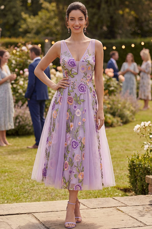 Robe midi évasée en tulle lilas à col en V brodé de fleurs