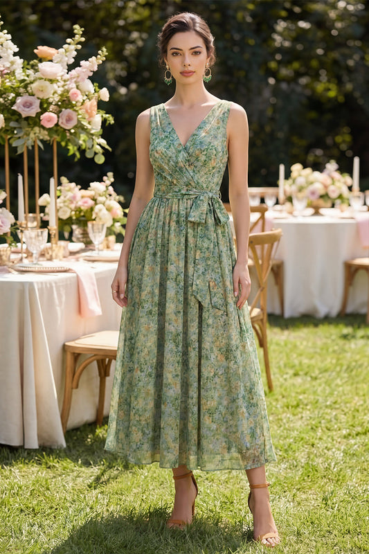 Robe mi-longue évasée à col en V et motif floral vert poussiéreux, froncée, avec nœud