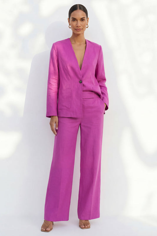 Tailleur long femme en satin fuchsia avec col en V et un bouton