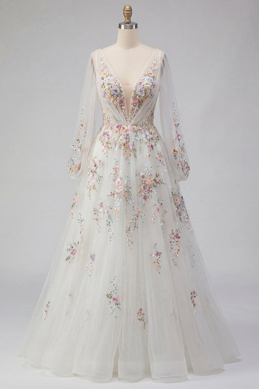 Robe de mariée longue blanche à manches longues, encolure en V froncée et coupe trapèze avec motifs floraux.