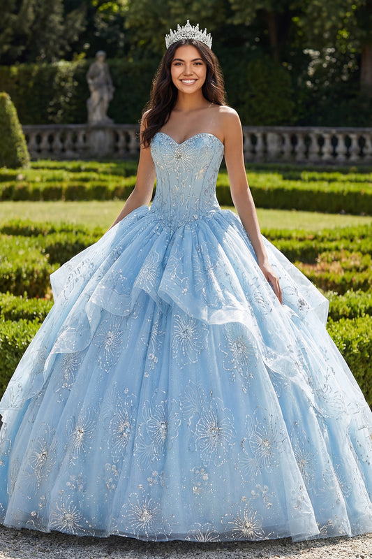Vestido de quinceañera azul cielo con corsé y volantes, sin tirantes