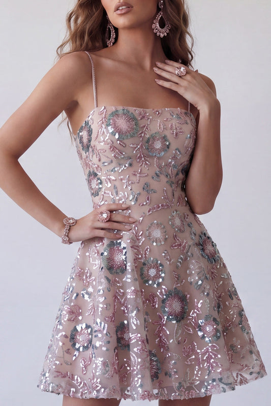 Robe courte de cocktail fleurie, perlée et pailletée, rose scintillant