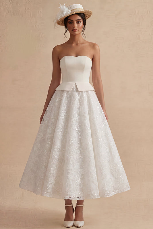 Robe de mariée bustier longue évasée style bohème en dentelle florale blanche