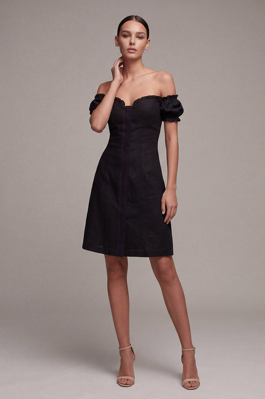 Robe noire courte évasée à volants et épaules dénudées