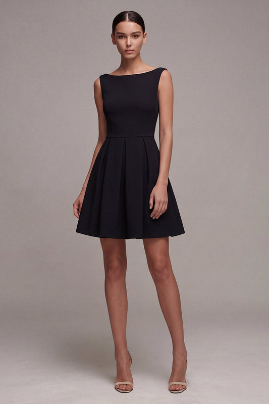 Petite robe noire simple en trapèze avec col bateau