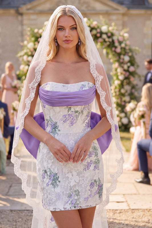 Robe de mariée courte et moulante sans bretelles en dentelle de fleurs violettes avec voiles