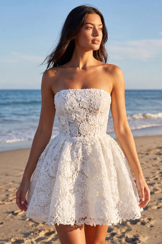 Robe blanche courte évasée en dentelle florale sans bretelles