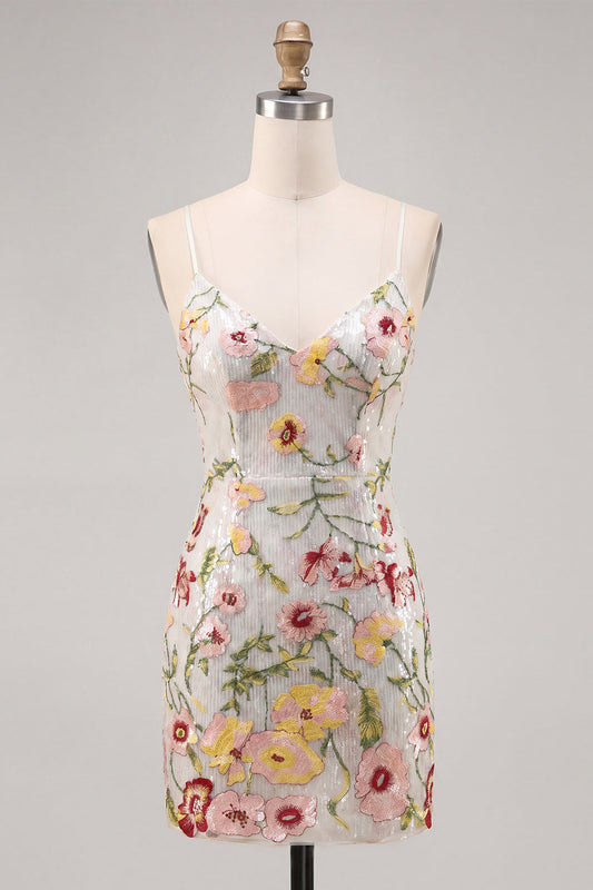 Vestido de fiesta ajustado con lentejuelas florales, tirantes finos y color marfil brillante