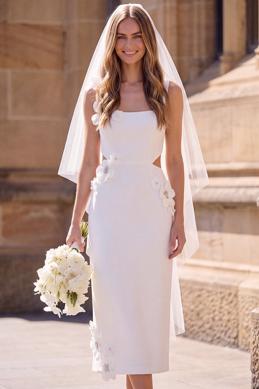 Robe longue d'élopement blanche fourreau à encolure carrée avec découpes et fleurs 3D