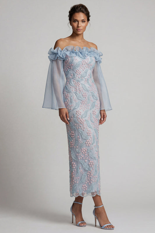 Robe longue de mère de la mariée style bandeau avec épaules dénudées, bleu poudré et ornée de perles florales, volants