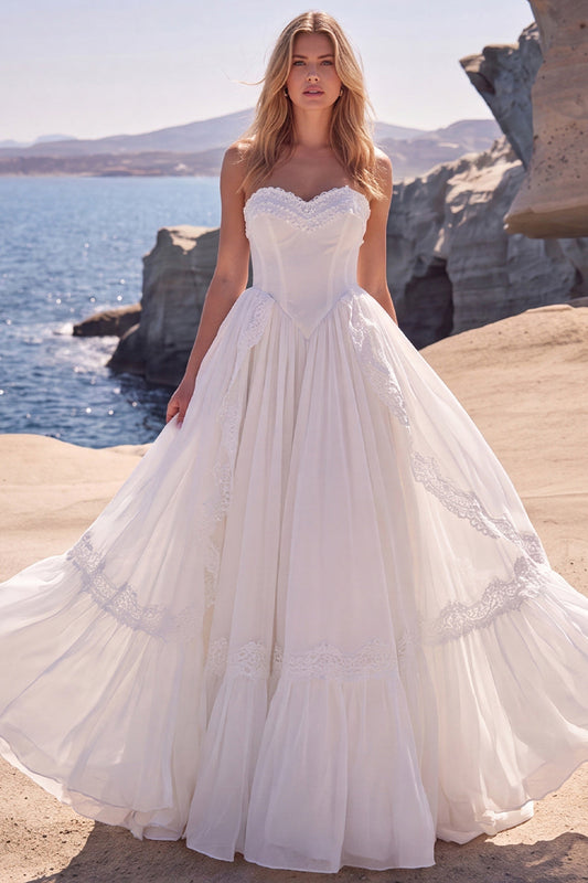 Robe de mariée longue blanche à bustier, coupe trapèze et taille basque