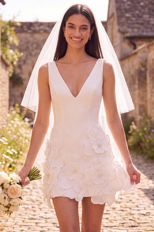 Robe de mariée courte d'élopement blanche fourreau col V fleurs 3D