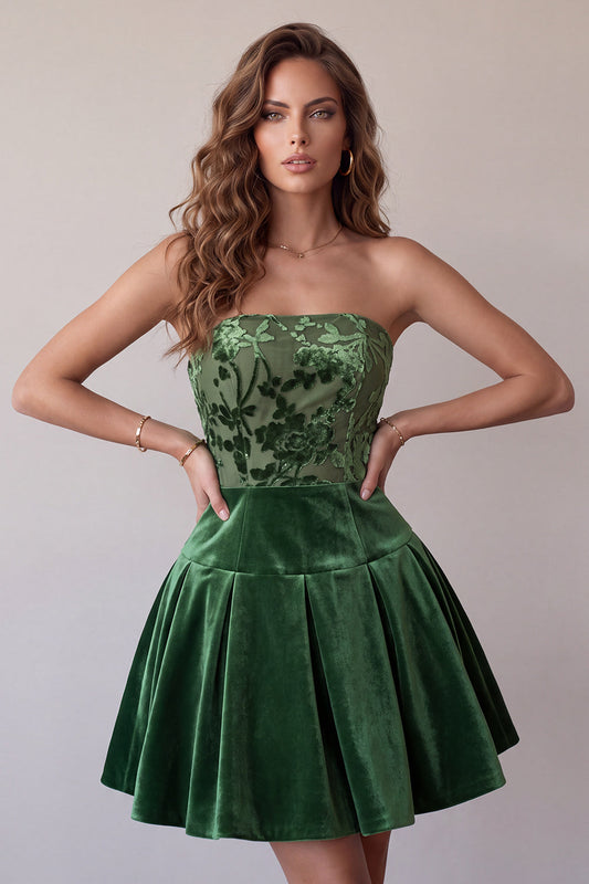 Robe Courte de Demoiselle d'Honneur en Velours Vert Foncé sans Bretelles avec Volants