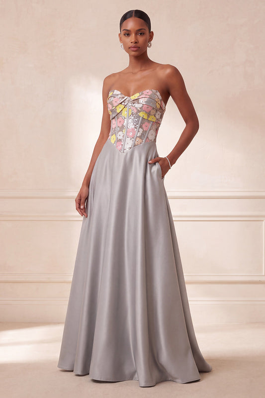 Robe de soirée longue grise sans bretelles en satin à corset floral froncé, pailletée, avec poches