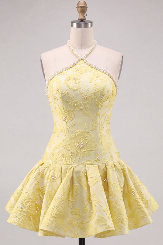 Robe de bal courte jaune beurre à col licou en jacquard floral avec ornements de perles