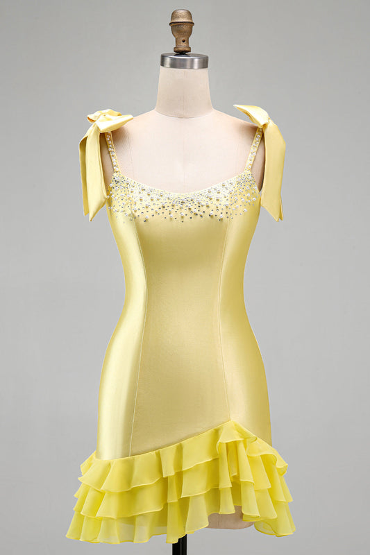 Robe de bal courte en satin jaune à volants étagés, ourlet perlé et bretelles à nœuds