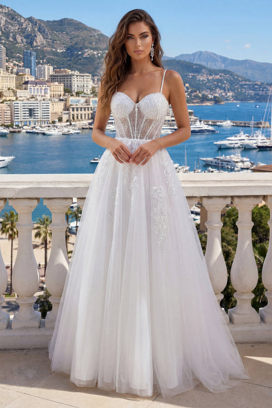 Robe de mariée bustier blanche à fines bretelles, coupe trapèze, en tulle orné d'appliques