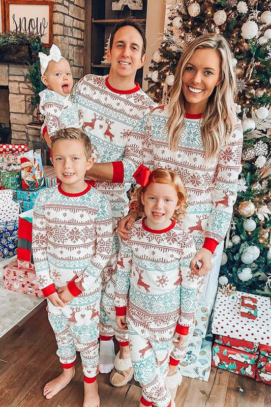Pyjama de Noël familial gris assorti avec motifs de flocon de neige et de cerf