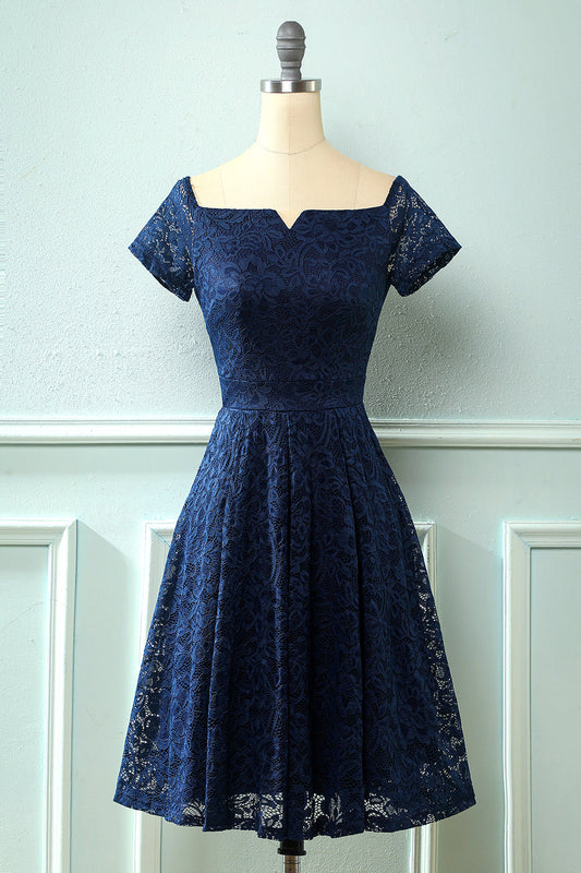 Robe en dentelle bleu marine à épaules dénudées
