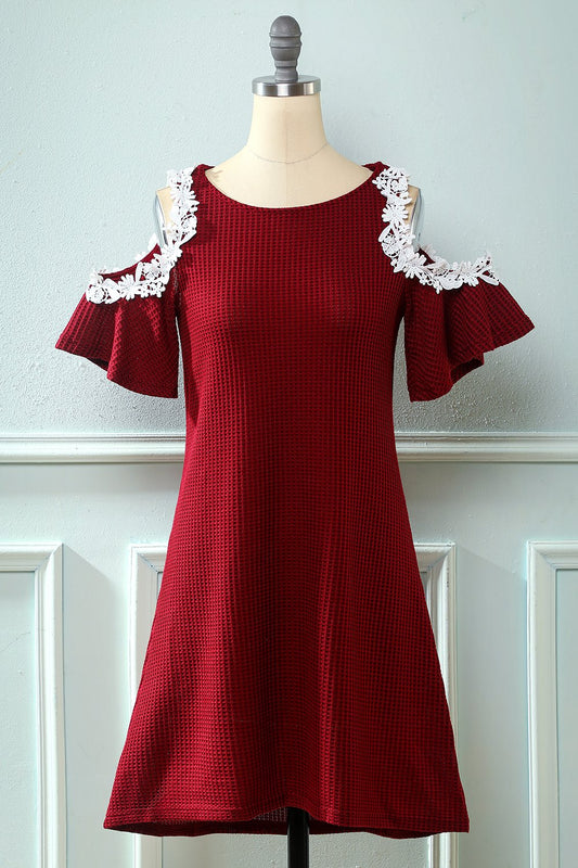 Robe en maille rouge foncé à épaules dénudées avec applications