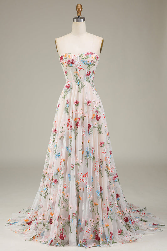 Robe de bal longue ivoire en tulle sans bretelles avec traĂźne et broderie