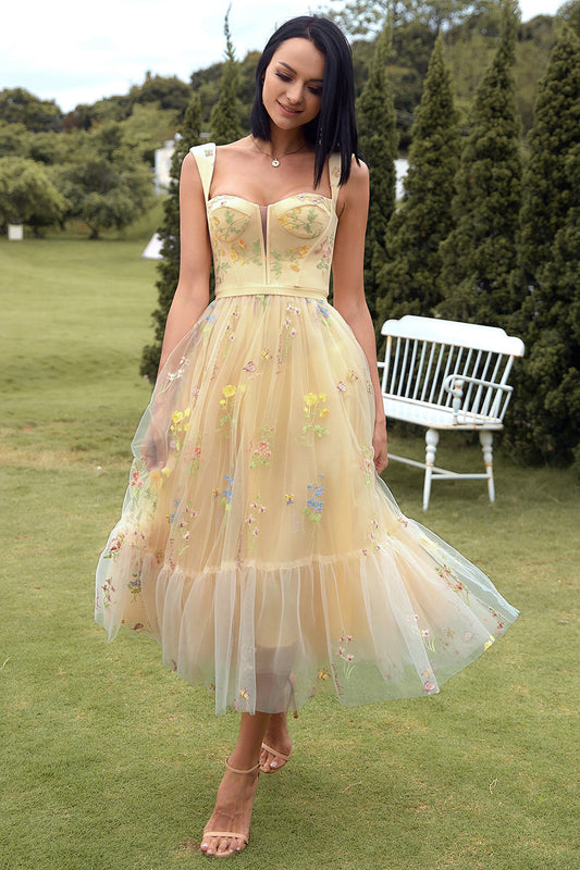 Robe de bal longue couleur champagne avec broderies