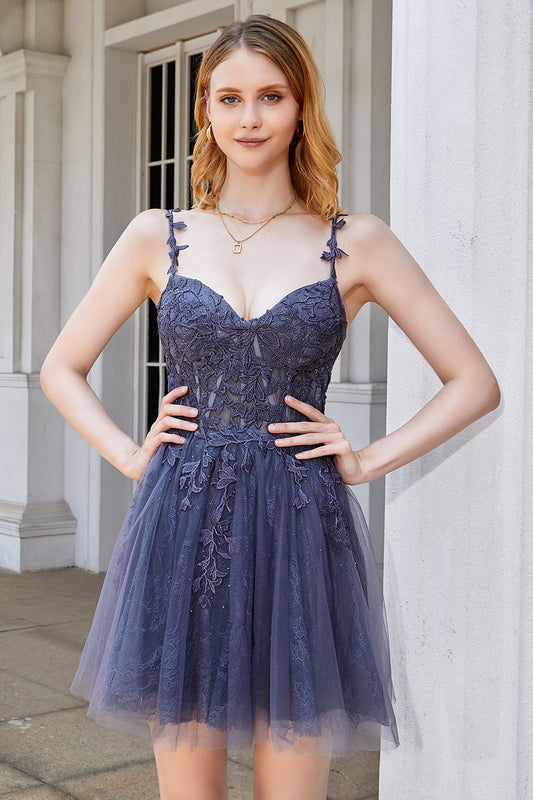 Robe de bal courte grise à fines bretelles et ligne A avec appliques