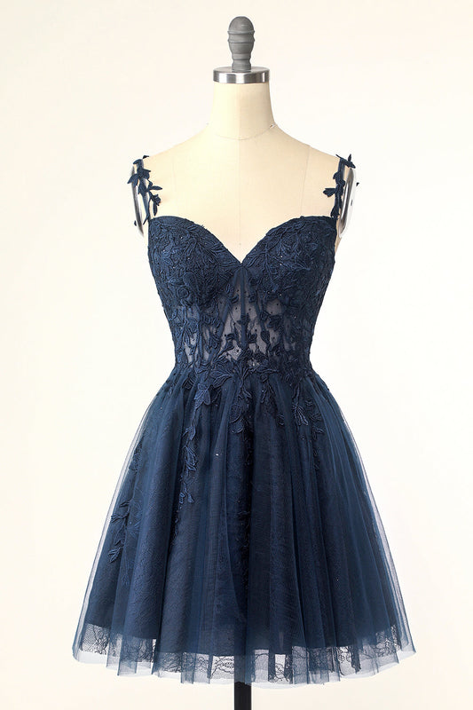 Robe courte de bal de fin d'année bleu marine à bretelles spaghetti avec appliques