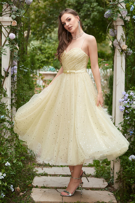 Robe de bal mi-longue jaune à fines bretelles