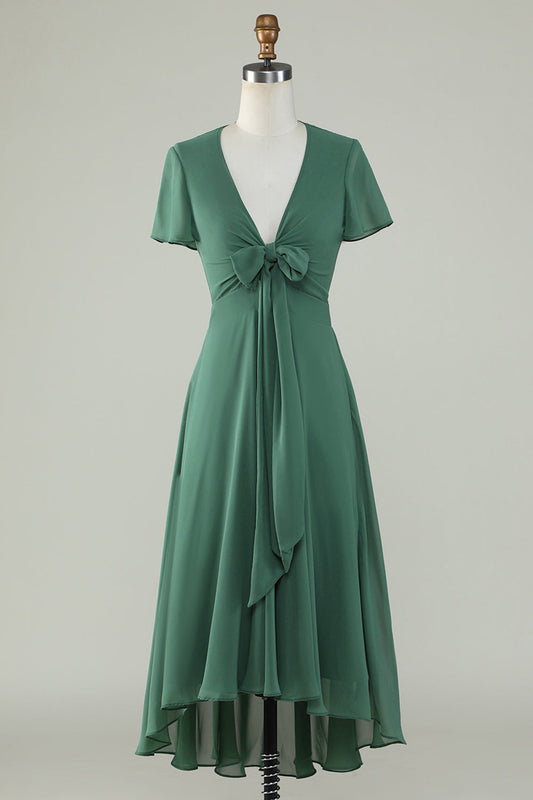 Robe de demoiselle d'honneur vert eucalyptus à col en V et manches courtes, avec nœud
