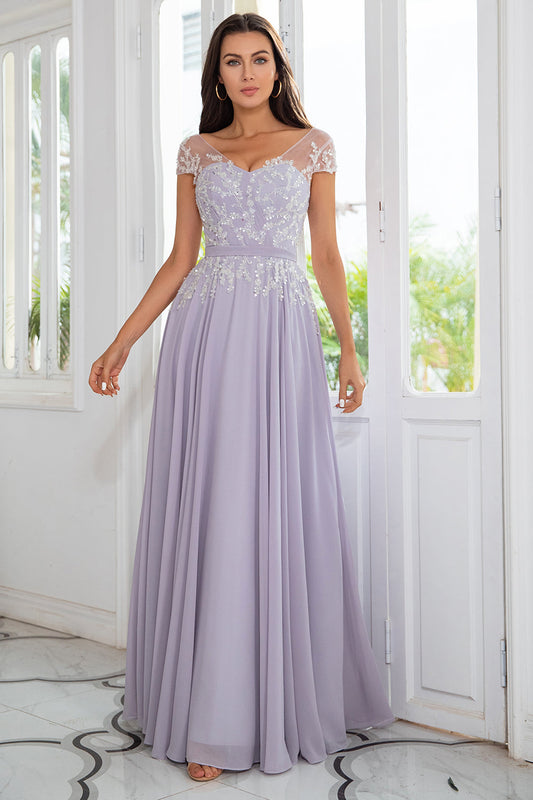Robe grise en mousseline de soie perlée pour la mère de la mariée