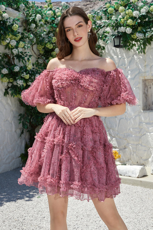 Belle robe de soirée courte en tulle rose poudré avec épaules dénudées et manches courtes, coupe trapèze