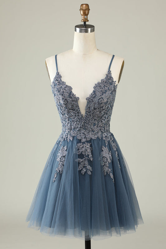 Vestido de graduación corto azul grisáceo con tirantes finos, línea A, y apliques