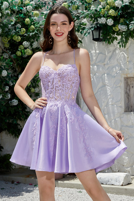 Mignonne robe de bal de finissants coupe évasée violette à fines bretelles avec dos croisé