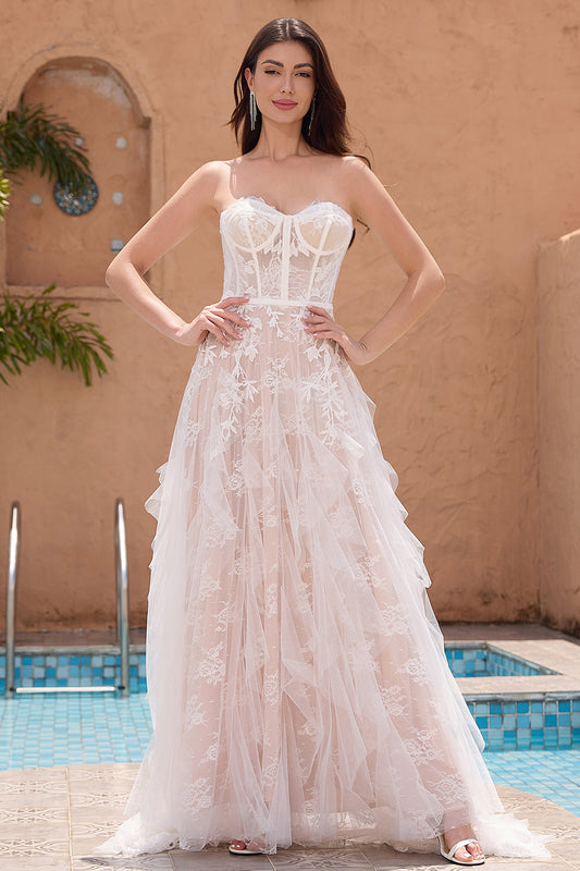 Robe de mariée bustier coupe A avec traîne, corset à volants et dentelle appliquée