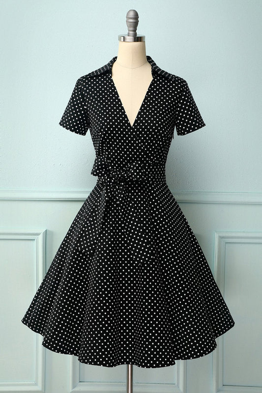 Robe noire à petits pois blancs et décolleté en V