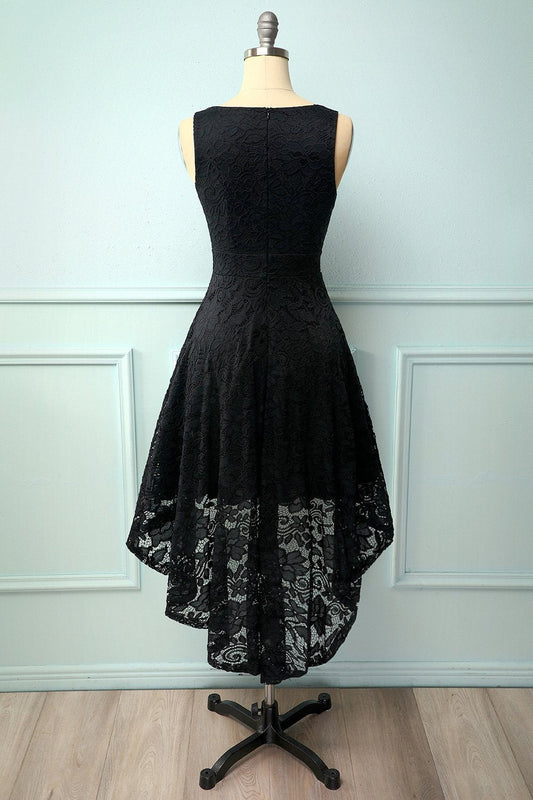 Robe noire en dentelle à col en V